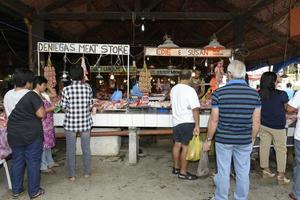 cebu - Filippine - gennaio,7 2013 - persone andando per il Locale mercato foto