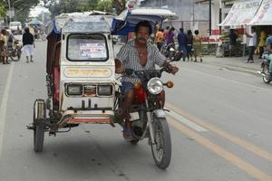 cebu - Filippine - gennaio,7 2013 - persone andando per il Locale mercato foto