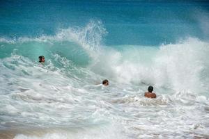 Honolulu, Stati Uniti d'America - agosto, 14 2014 - persone avendo divertimento a Hawaii spiaggia foto