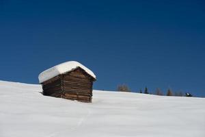 un' legna cabina capanna nel il inverno neve sfondo foto