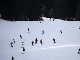 molti sciatori sciare nel dolomiti giardino valle neve montagne foto