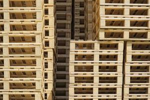 di legno pallet impilati foto