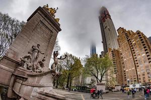 nuovo York - Stati Uniti d'America - aprile, 21 2017 persone andando a briscola Torre nuovo città simbolo foto