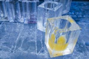 ghiaccio blocchi bicchieri nel un' ghiaccio Hotel bar pub foto