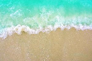 l'onda di luce e il bellissimo mare verde con spazio per i testi sullo sfondo della spiaggia.. foto