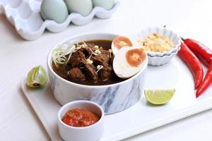rawon, piatto di zuppa nera di manzo indonesiano. colore nero a base di noce keluak come condimento principale