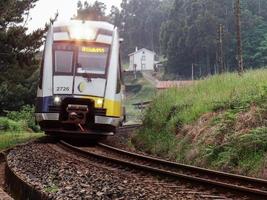 treno su il ferrovia. Galizia Spagna foto