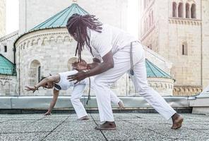 coppia giovane capoeira partnership, sport spettacolare foto