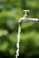 acqua caduta a partire dal Aperto rubinetto foto