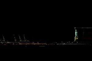 mossa effetto su nuovo York statua di libertà a notte foto