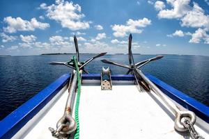 nave ancora su oceano foto