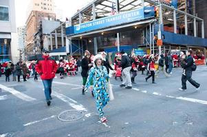 nuovo York, Stati Uniti d'America - dicembre 10, 2011 - persone vestito come Santa Claus festeggiare natale foto