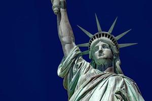 statua di libertà nel nuovo York isolato su blu foto