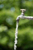 acqua caduta a partire dal Aperto rubinetto foto