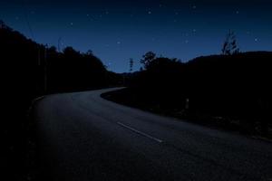 stellato notte cielo e avvolgimento strada foto