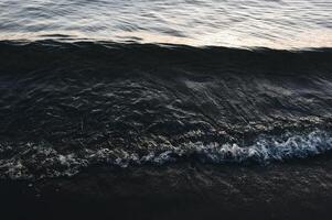 un' nero e bianca foto di il oceano onde