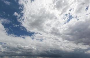 il cielo scuro con pesanti nuvole convergenti e un violento temporale prima della pioggia. foto