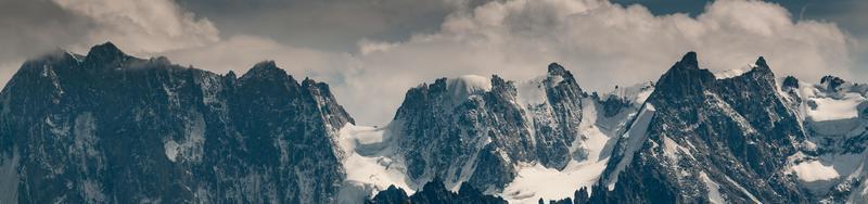 panorama della montagna grandes jorasses foto