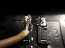 riparazione saldatura elettrico fili con un' saldatura ferro foto