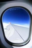 guardando attraverso il finestrino dell'aereo foto