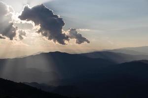 Alba con nuvole, leggero e raggi foto