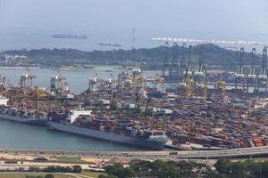 paesaggio dalla vista degli uccelli delle navi mercantili che entrano in uno dei porti più trafficati del mondo, singapore foto