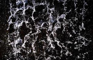 spruzzi d'acqua su sfondo nero foto