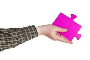 maschio mano Tenere grande rosa carta puzzle pezzo foto