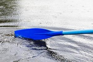 pagaia lama nel acqua durante canottaggio su il stagno foto