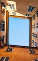 parte inferiore Visualizza a partire dal terrazza nel vecchio italiano urbano Casa foto