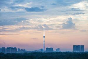 presto blu e rosa Alba al di sopra di Mosca città foto