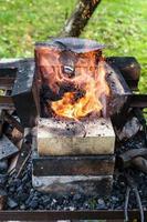 ferro asta è riscaldato nel mattone forgiatura forno foto