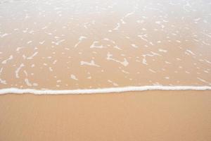 le onde si avvicinano alla spiaggia foto