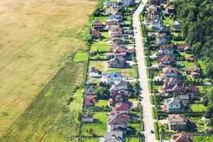 sopra Visualizza di villaggio vicino raccolto campo foto