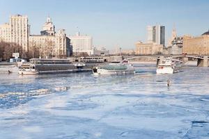 barche del ghiaccio e pescatore su congelato Mosca fiume foto
