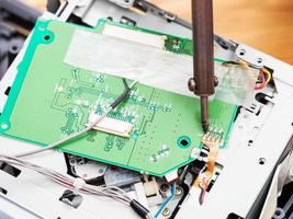 riparazione di circuito tavola con saldatore foto