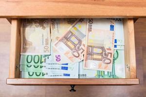molti Euro banconote nel Aperto cassetto foto