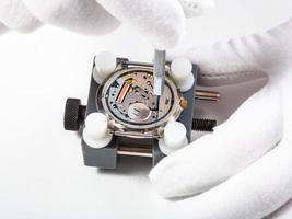 riparazione quarzo orologio vicino su con Cacciavite foto