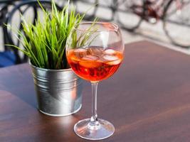 spritz cocktail con ghiaccio su tavolo nel all'aperto bar foto