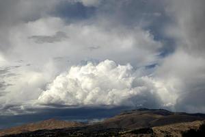 nubi cumuliformi sopra le montagne foto