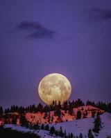 luna piena sopra la montagna foto