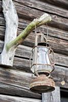 olio lampada su di legno capanna sfondo foto