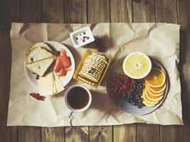 colazione sparsa su carta artigianale foto