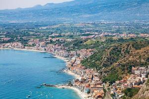 Visualizza di giardini naxos cittadina su ionico mare spiaggia foto