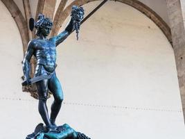 statua Perseo con il testa di medusa su piazza foto