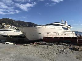 Barche distrutto di tempesta hurrican nel rapallo, Italia foto
