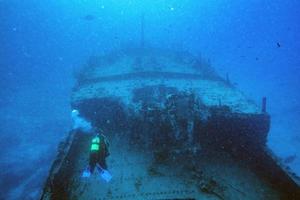 nave relitto nel Maldive indiano oceano foto