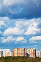blu e bianca Basso nuvole al di sopra di appartamento edifici foto