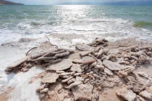 cristallino sale su spiaggia di morto mare foto