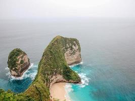 uno di il esotico spiaggia nel bali bene conosciuto come kelingking spiaggia foto